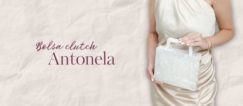 modelo segurando bolsa clutch de acrílico colorida quadrada com uma alça fixa de acrílico