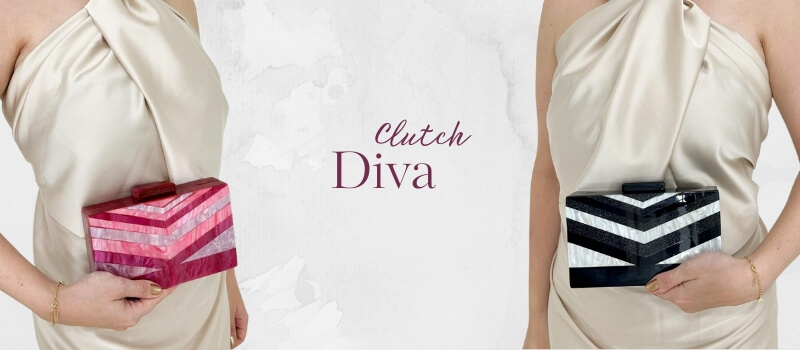 modelo segurando bolsa clutch de acrílico com formas geométricas, uma rosa e outra preta
